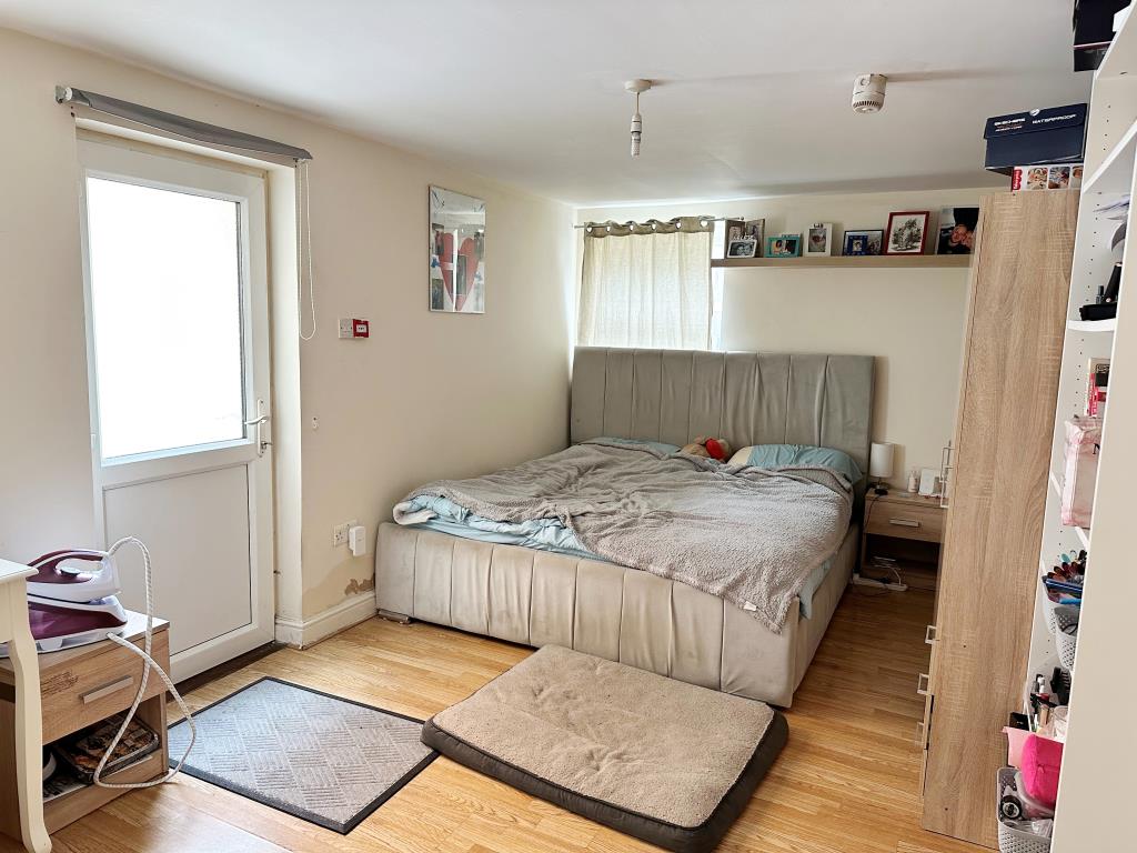 Lot: 26 - FREEHOLD BLOCK OF EIGHT FLATS FOR INVESTMENT - Flat 1 - Double Bedroom